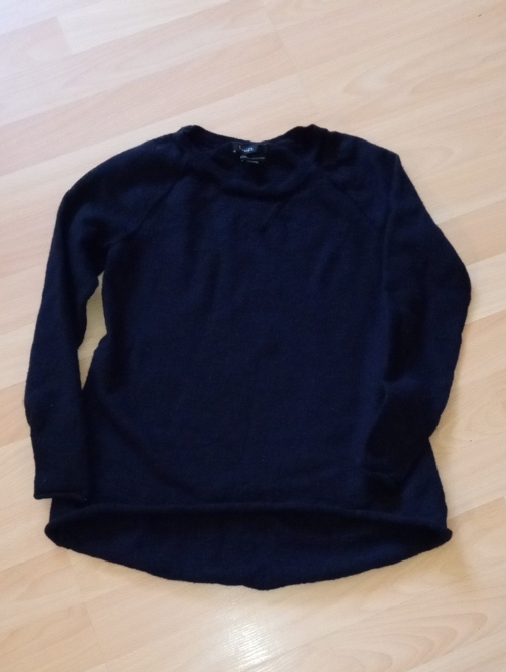 $1>>>>Tahari Black Crewneck Lightweight Knit Sweater